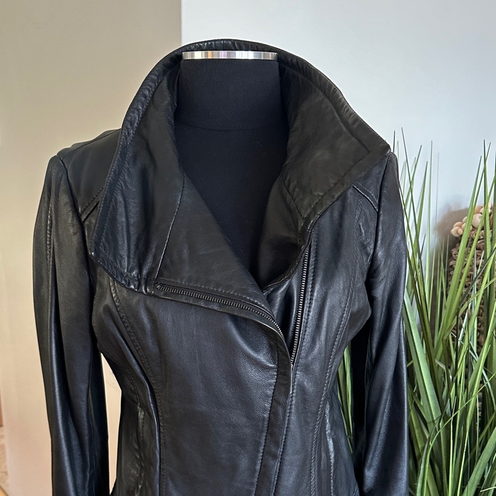 Danier Leather - Women's Black Leather Asymmetrical Zip Up Jacket - Medium - Picture 6 of 11